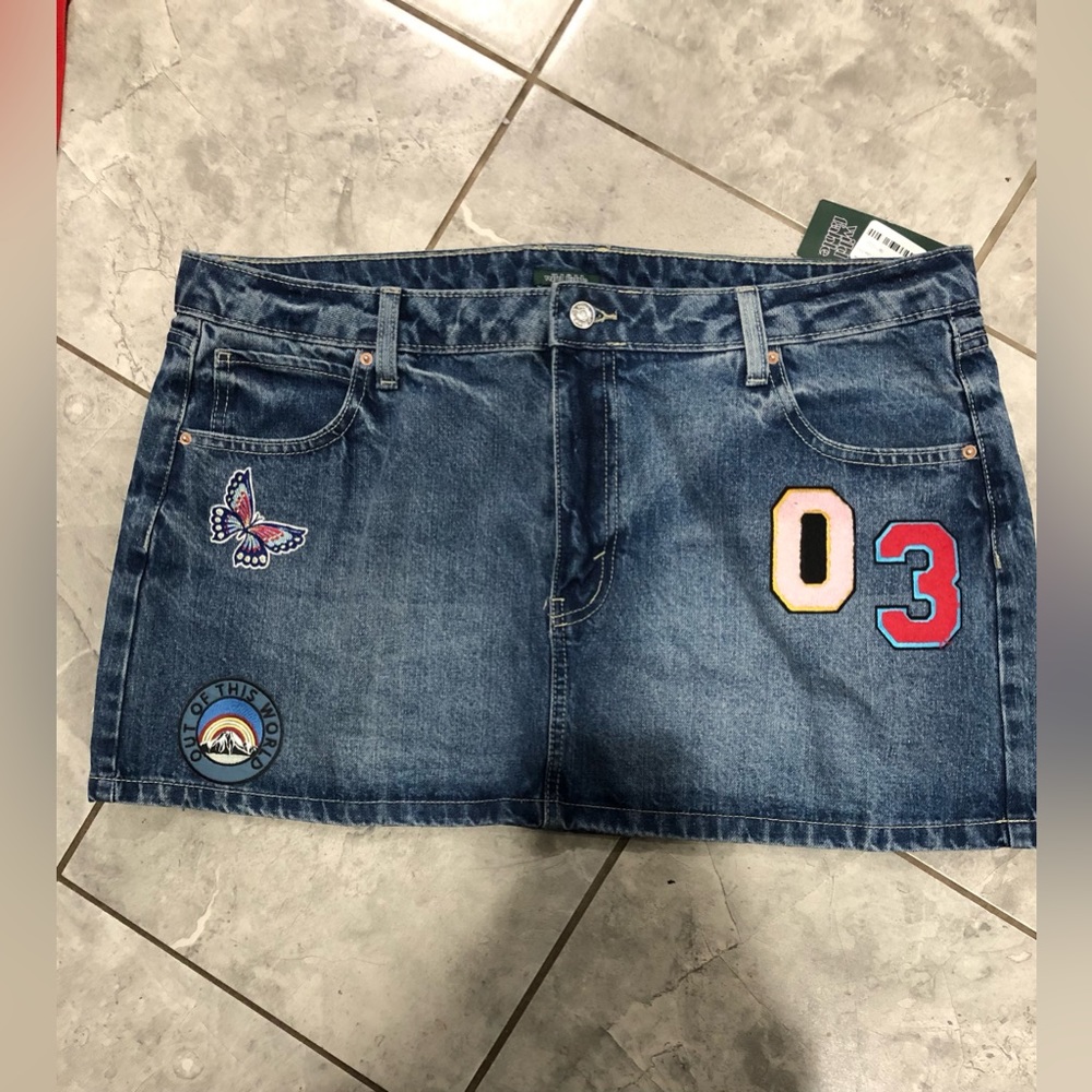 SOLD❌absolutely adorable jean skirt with embroidered patches